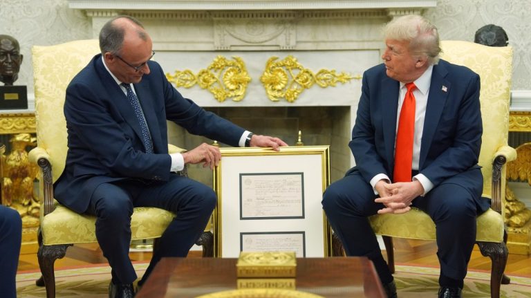 Kancelari Merz në Shtëpinë e Bardhë, i jep Trumpit certifikatën e lindjes së gjyshit të tij