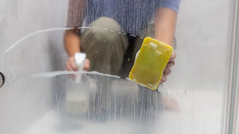 Hiqni njollat në kabinën e dushit me lëng limoni, ja si të përgatisni ‘detergjentin’