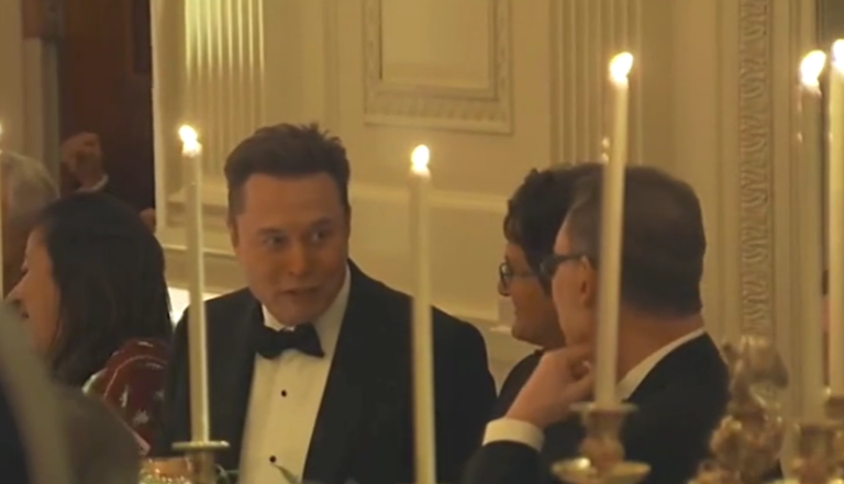Elon Musk vlerësohet se ‘luajti me zjarrin’ me një pyetje për princin saudit në banketin e Trump